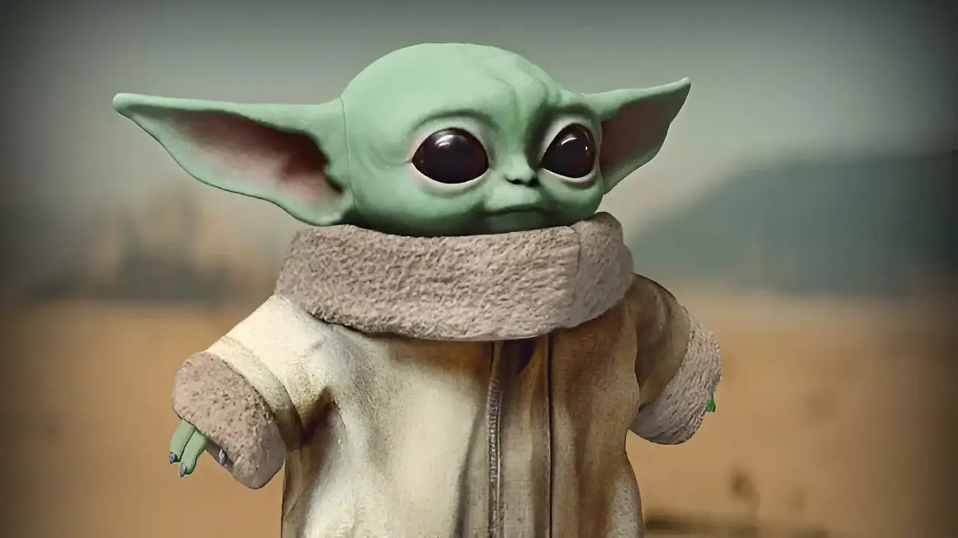 تصویر عروسک Baby Yoda محبوب سریال مندلورین با پسزمینه ساده