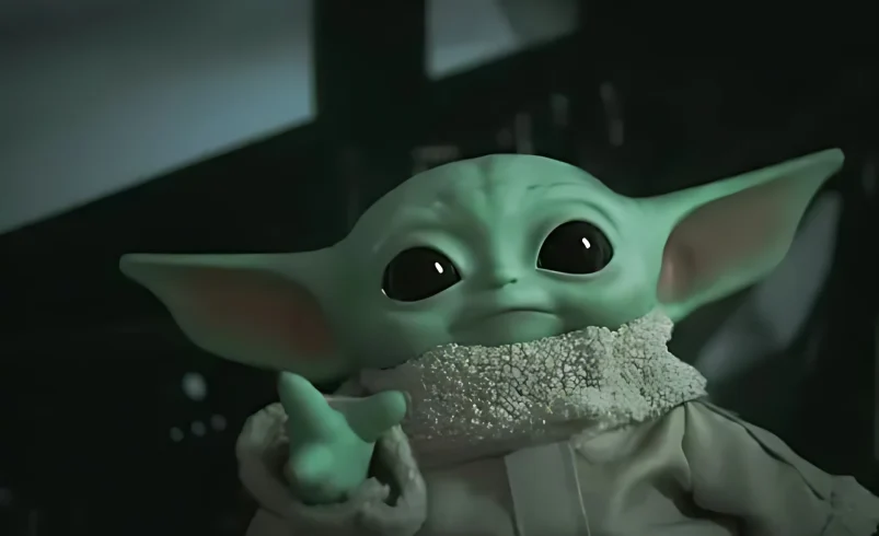 عروسک بیبی یودا با چهره بامزه و لباس کلاسیک سبز رنگ از مجموعه Star Wars
