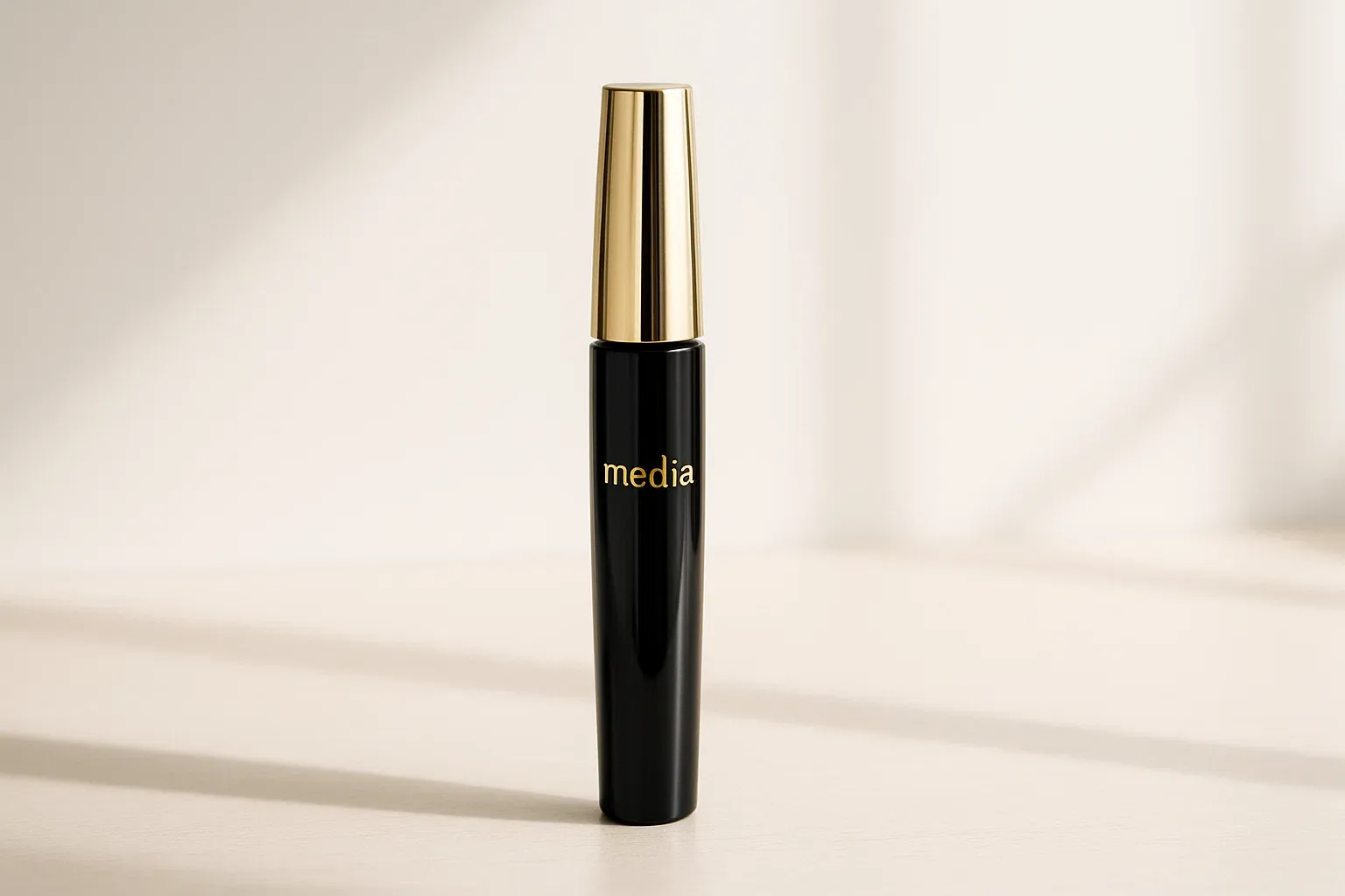 ریمل مدیا ژاپنی مشکی با طراحی طلایی روی میز آرایشی مینیمال